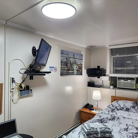 Apartment Booking.com Exxlusive: Fully Furnished One Bedroom Entire With Full Size Bed. For One Person Or Couple, Soulmate Positive Friendship New York
