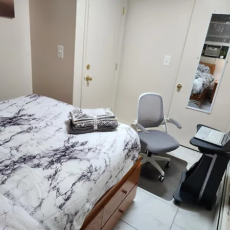 Booking.com Exxlusive: Fully Furnished One Bedroom Entire With Full Size Bed. For One Person Or Couple, Soulmate Positive Friendship Apartment *