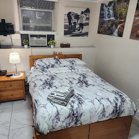 Booking.com Exxlusive: Fully Furnished One Bedroom Entire With Full Size Bed. For One Person Or Couple, Soulmate Positive Friendship Apartment