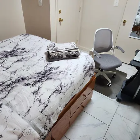 Apartment Booking.com Exxlusive: Fully Furnished One Bedroom Entire With Full Size Bed. For One Person Or Couple, Soulmate Positive Friendship