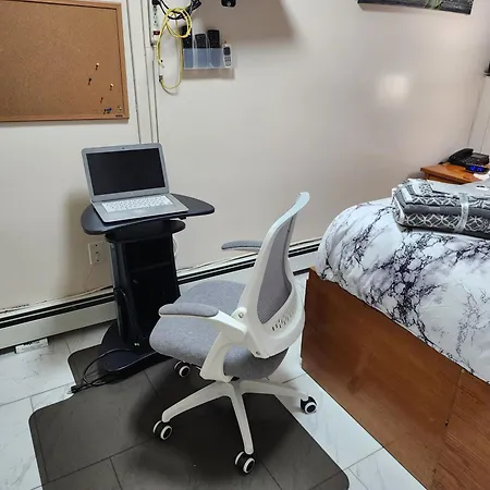 Booking.com Exxlusive: Fully Furnished One Bedroom Entire With Full Size Bed. For One Person Or Couple, Soulmate Positive Friendship