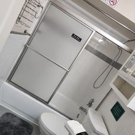 Apartment Booking.com Exxlusive: Fully Furnished One Bedroom Entire With Full Size Bed. For One Person Or Couple, Soulmate Positive Friendship New York