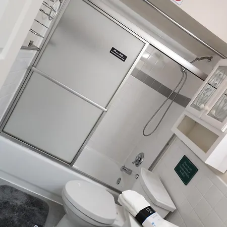 Booking.com Exxlusive: Fully Furnished One Bedroom Entire With Full Size Bed. For One Person Or Couple, Soulmate Positive Friendship