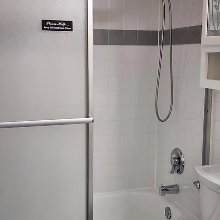 Booking.com Exxlusive: Fully Furnished One Bedroom Entire With Full Size Bed. For One Person Or Couple, Soulmate Positive Friendship Apartment *