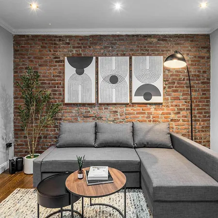 Modern Manhattan Retreat Near Park *