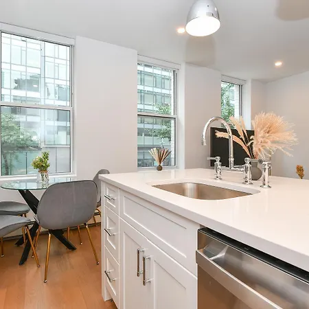 Sophisticated 3 Bedroom Duplex In The Heart Of Midtown Apartment *