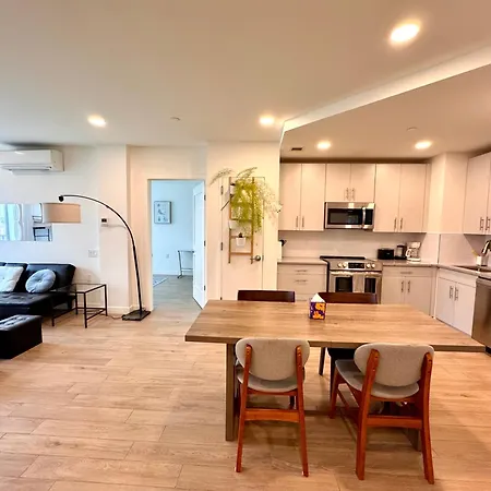 Peaceful Quiet Spacious New Modern Penthouse 3-bedroom With A Balcony