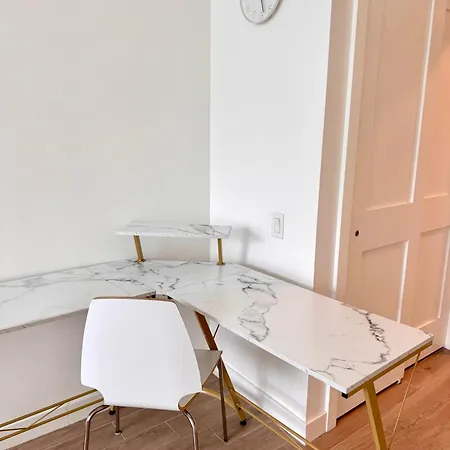 Peaceful Quiet Spacious New Modern Penthouse 3-bedroom With A Balcony