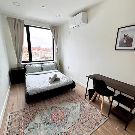 Peaceful Quiet Spacious New Modern Penthouse 3-bedroom With A Balcony