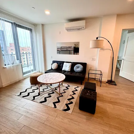 Peaceful Quiet Spacious New Modern Penthouse 3-bedroom With A Balcony Apartment *