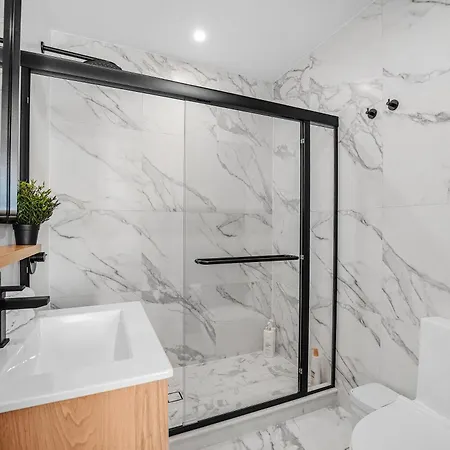 Stylish Brooklyn Retreat - Steps To G Train 5*
