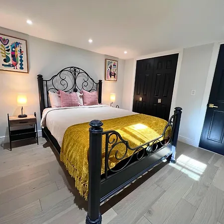 Great Location With Parking, 10 Min To Lga & Subway Homestay *