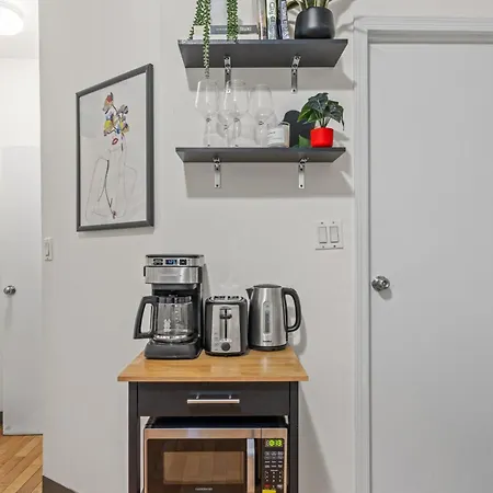 Chic Times Square 1-Bedroom Apartment - Hosts 4 Guest house New York