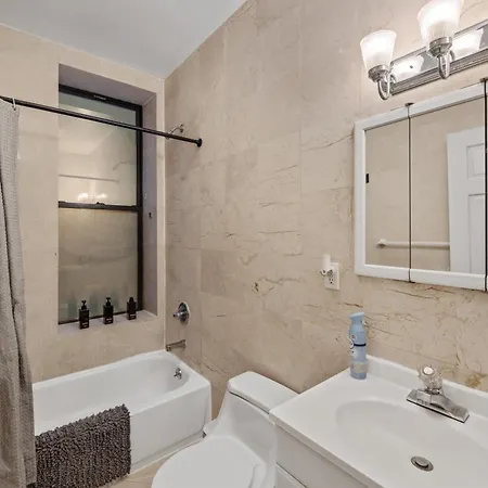 Guest house Double With Shared Bathroom In Times Square *