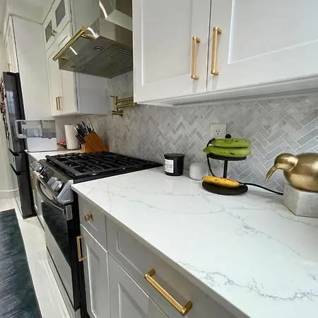 Great Location With Parking, 10 Min To Lga & Subway *