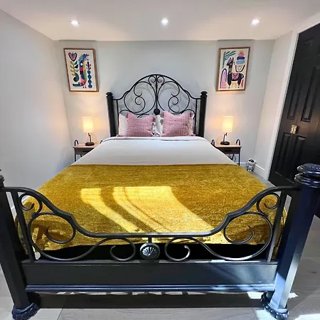Great Location With Parking, 10 Min To Lga & Subway *