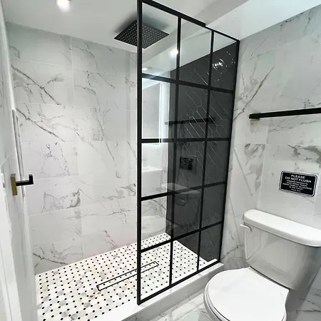 Great Location With Parking, 10 Min To Lga & Subway Homestay New York