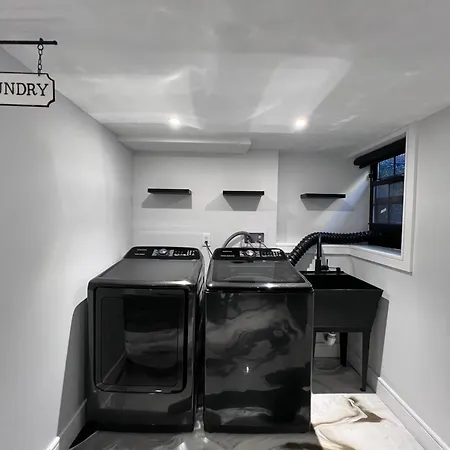 Homestay Great Location With Parking, 10 Min To Lga & Subway New York