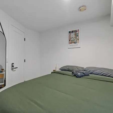 Times Square Heart - The Global Nook - Cozy Private