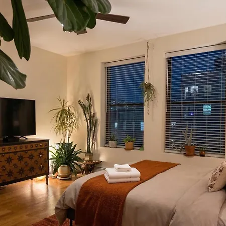 Sunlit Luxury 2br Harlem Brownstone Retreat - Near Express Trains New York