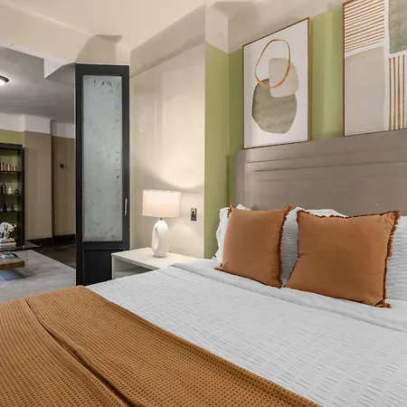 Centrally Located In Nyc Walk To Time Square *