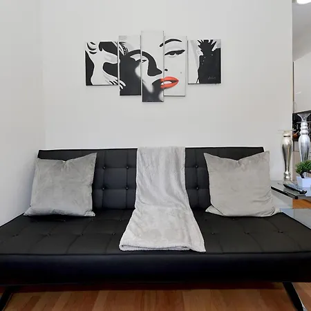 Apartment Cityscape 2 Bedroom Unit Prime Location
