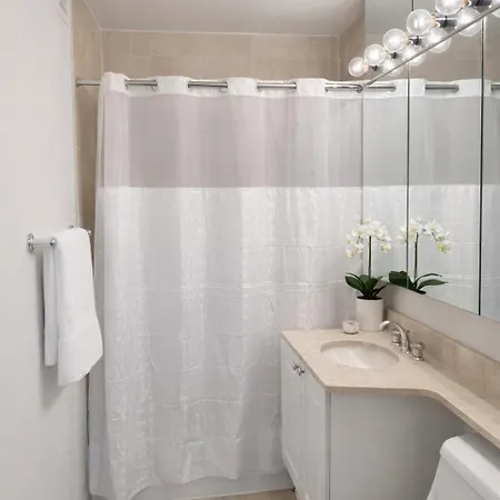 Nyc Midtown Blocks Away From Times Square Apartment