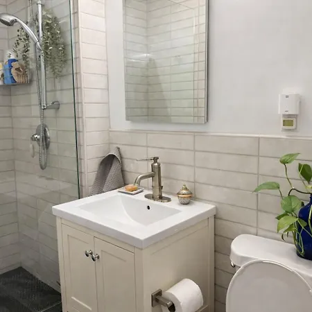 Sunlit Luxury 2br Harlem Brownstone Retreat - Near Express Trains *