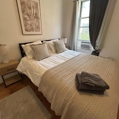 Cozy, 3-bedroom In Midtown, Nyc New York