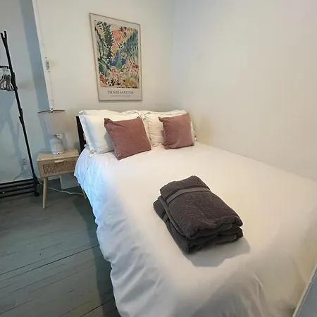 Nyc 3br Steps From Times Square & Transit Apartment *