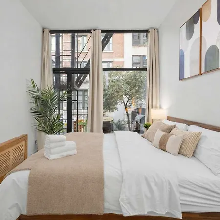Stylish Manhattan Escape In Prime Spot Apartment