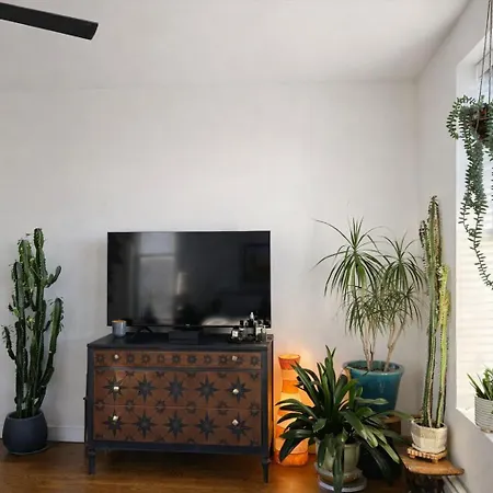 Sunlit Luxury 2br Harlem Brownstone Retreat - Near Express Trains