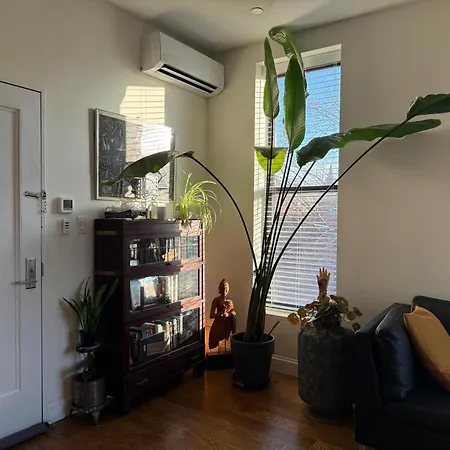 Sunlit Luxury 2br Harlem Brownstone Retreat - Near Express Trains New York