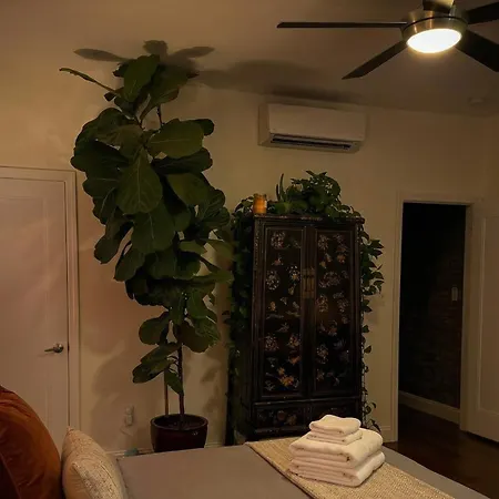 Sunlit Luxury 2br Harlem Brownstone Retreat - Near Express Trains *