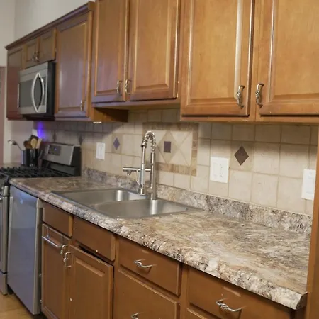 Apartment The Heights Haven, Spacious 6 Bedrooms Townhouse With Patio New York