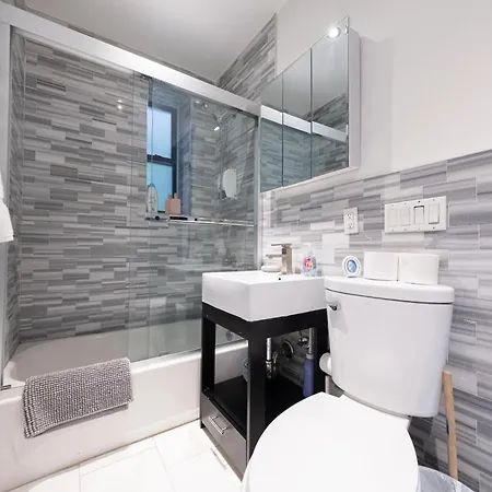 Comfy 2 Bedroom On Park West *
