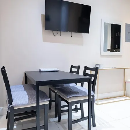 Comfy 2 Bedroom On Park West