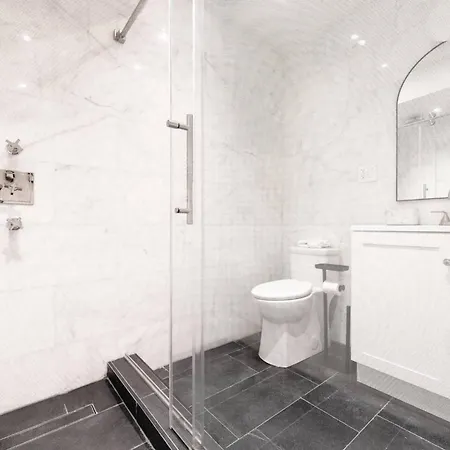 Apartment Newly Renovated 2br W Backyard New York