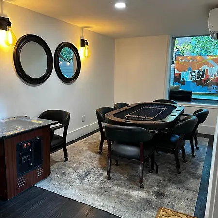 The Perfect For Large Groups Sleeps 10 Apartment New York