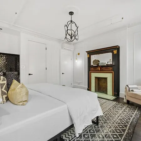 The Perfect For Large Groups Sleeps 10 Apartment New York