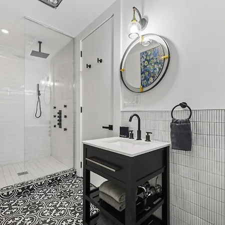 The Perfect For Large Groups Sleeps 10 Apartment