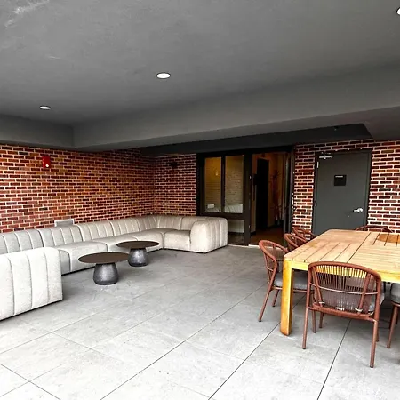 Hotel Dutch Long Island , Belvilla District 6 Formerly Sonder