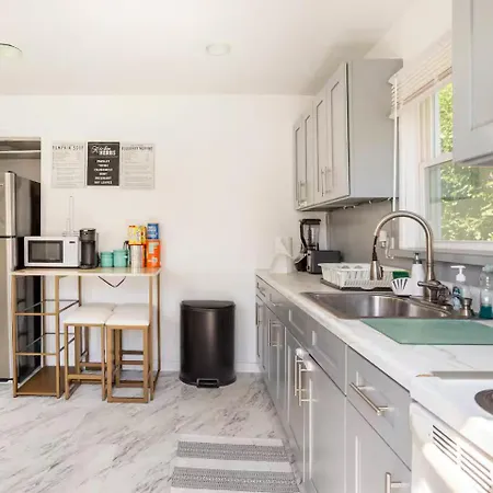 Villa Entire 3bdr W/parking, Backyard, Firepit, Bbq