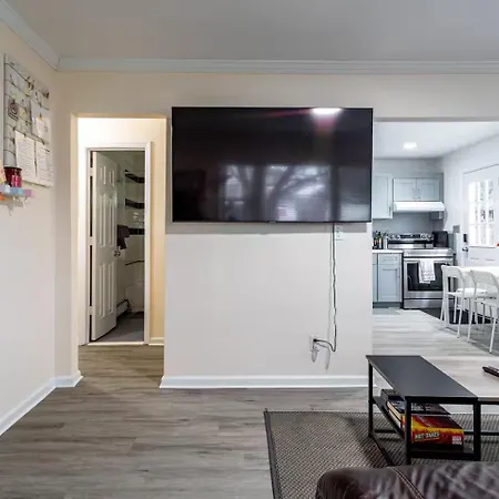 Villa Entire 3bdr W/parking, Backyard, Firepit, Bbq *