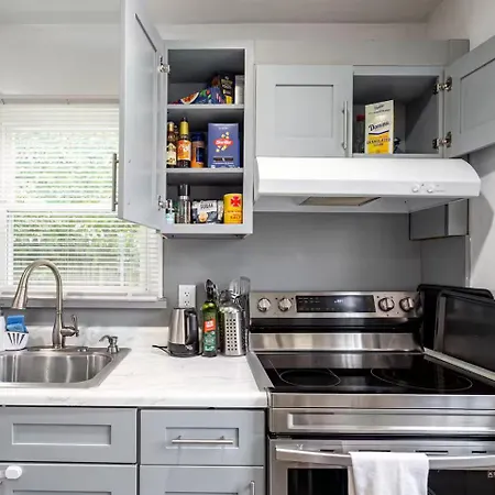 Entire 3bdr W/parking, Backyard, Firepit, Bbq New York