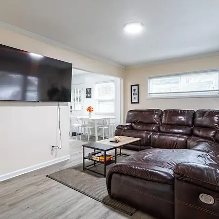 Entire 3bdr W/parking, Backyard, Firepit, Bbq