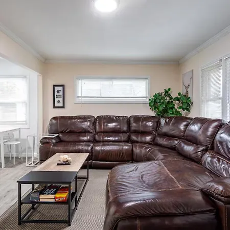 Villa Entire 3bdr W/parking, Backyard, Firepit, Bbq