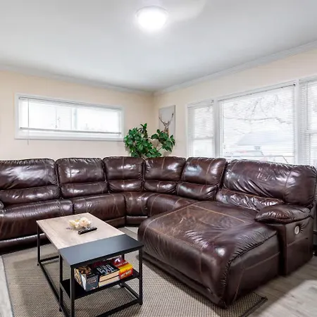 Entire 3bdr W/parking, Backyard, Firepit, Bbq Villa