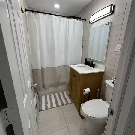 Villa Entire 3bdr W/parking, Backyard, Firepit, Bbq *