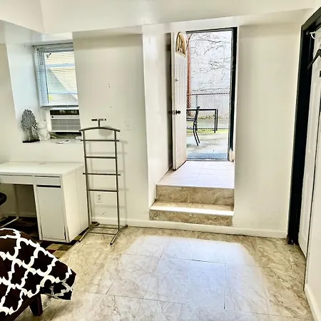 Completely Private 2 Bedroom With Backyard In Lic !!! *